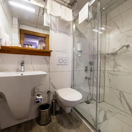 Hotell Madeen 3*