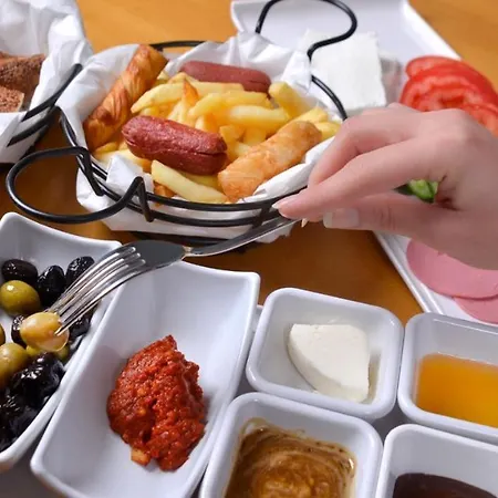 Ξενοδοχείο Madeen 3*